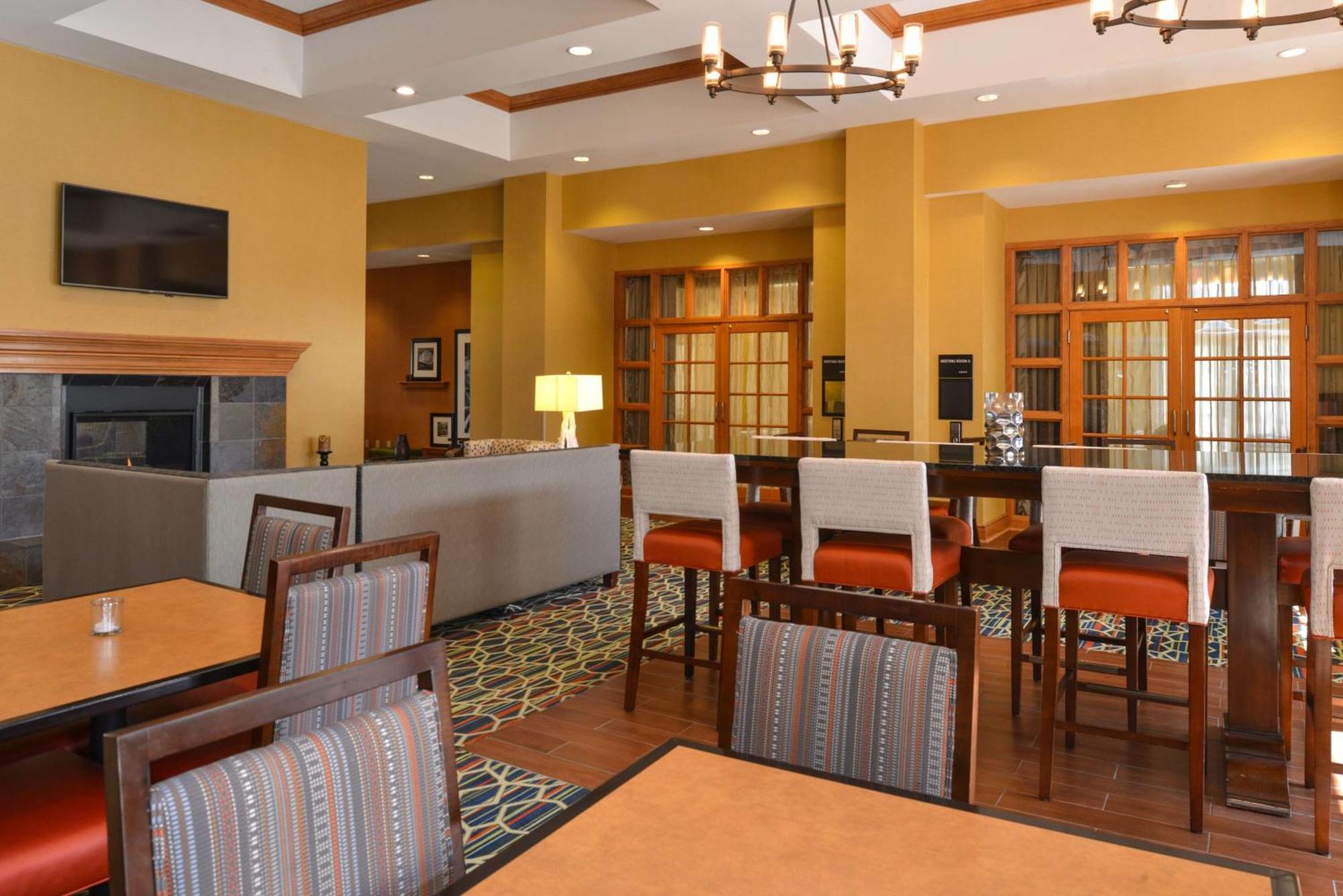 Hampton Inn & Suites Pueblo-Southgate Exterior photo